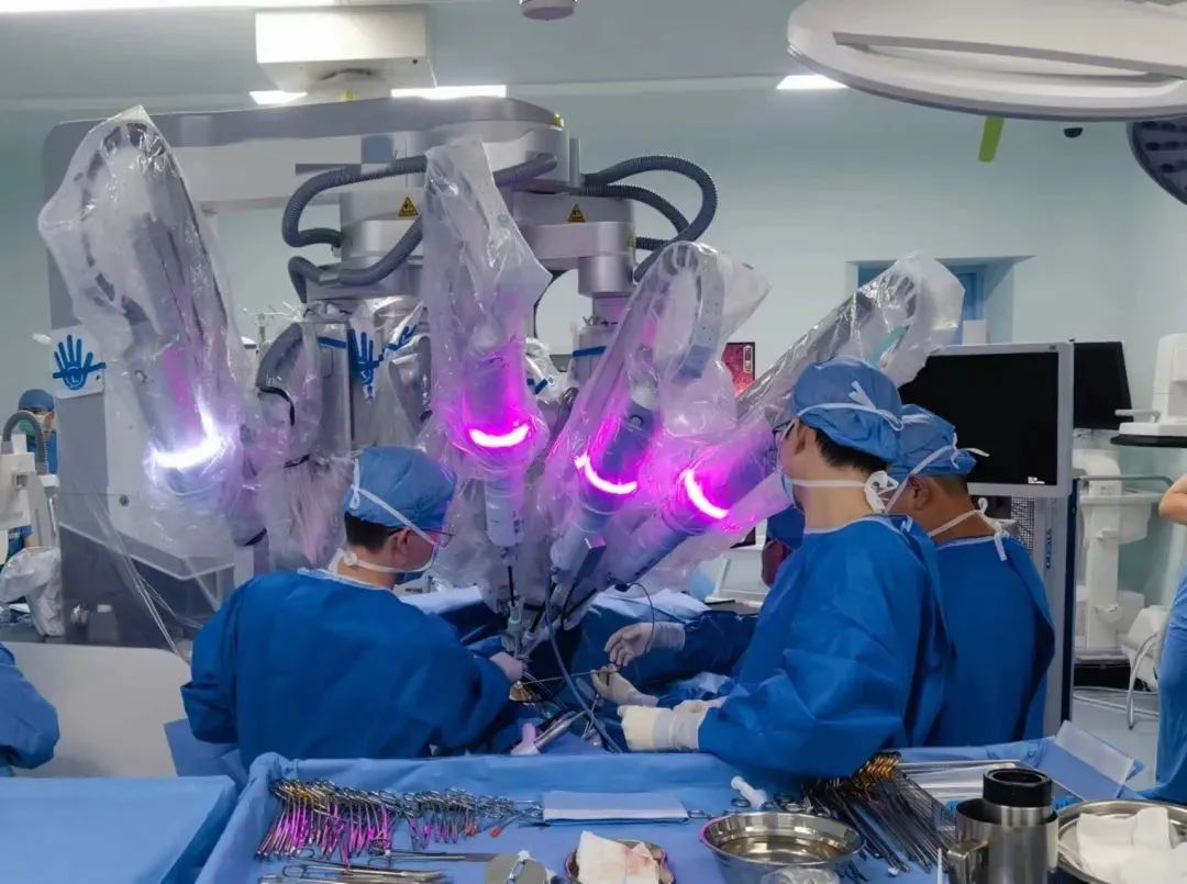 人民日报健康发布：胸外科手术新突破！单孔国产机器人根治肺癌“快、准、稳”