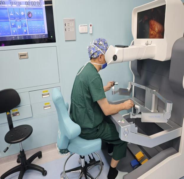 微创革命再升级！我院执行院长陈杰教授团队成功完成10台国产单孔机器人手术